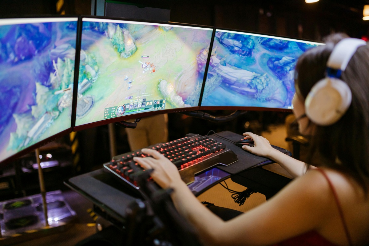 image of a woman playing League of Legends with her gamer personality traits