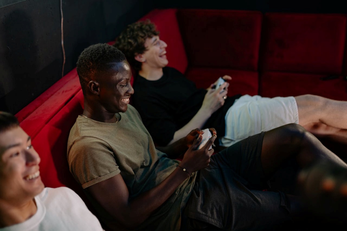 Image of friends playing a video game showing how happy they are to follow this guide to healthy gaming